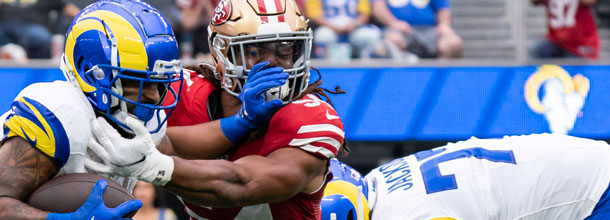 NFL-Spieler der 49ers und der Rams im Einsatz in einem Spiel