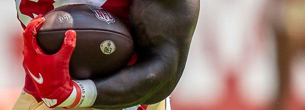 Ein NFL-Spieler hält einen Ball fest