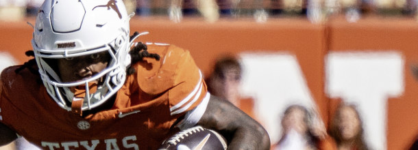 Texas Longhorns football star Smothers in action in an NCAAF game
