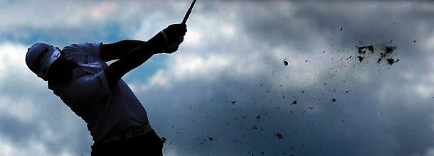 A Pro-Golfspieler schlägt den Ball auf der PGA Tour