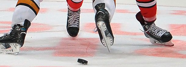 Zwei Eishockey-Spieler kämpfen um den Puck
