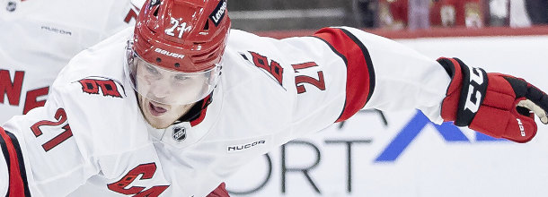 Carolina Hurricanes Eishockeystar Nikishin im Einsatz in der NHL