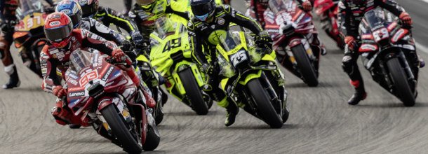 MotoGP-Fahrer kämpfen um Position während eines Grand Prix
