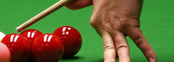 Ein Snooker-Spieler versucht einen schwierigen Stoss